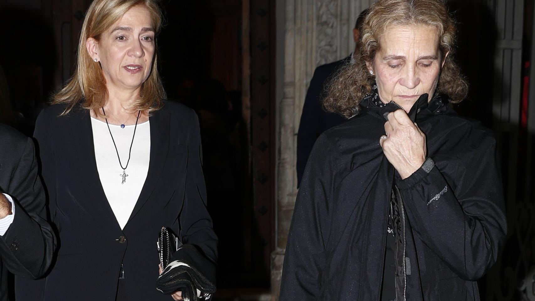 Las infantas Cristina y Elena este lunes por la noche en Madrid.