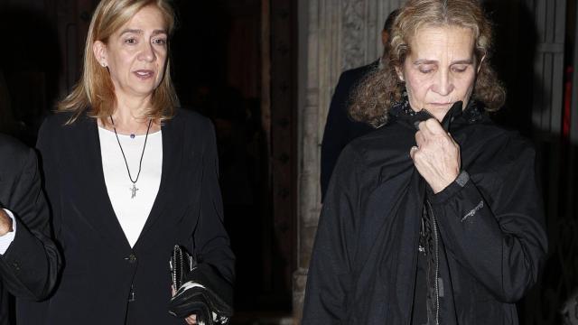 Las infantas Cristina y Elena este lunes por la noche en Madrid.