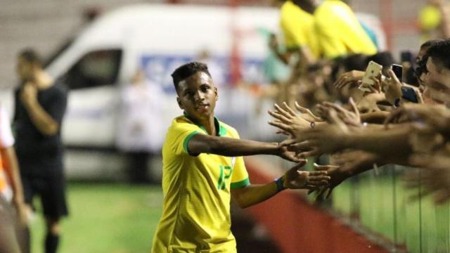 Rodrygo Goes saluda a unos aficionados.