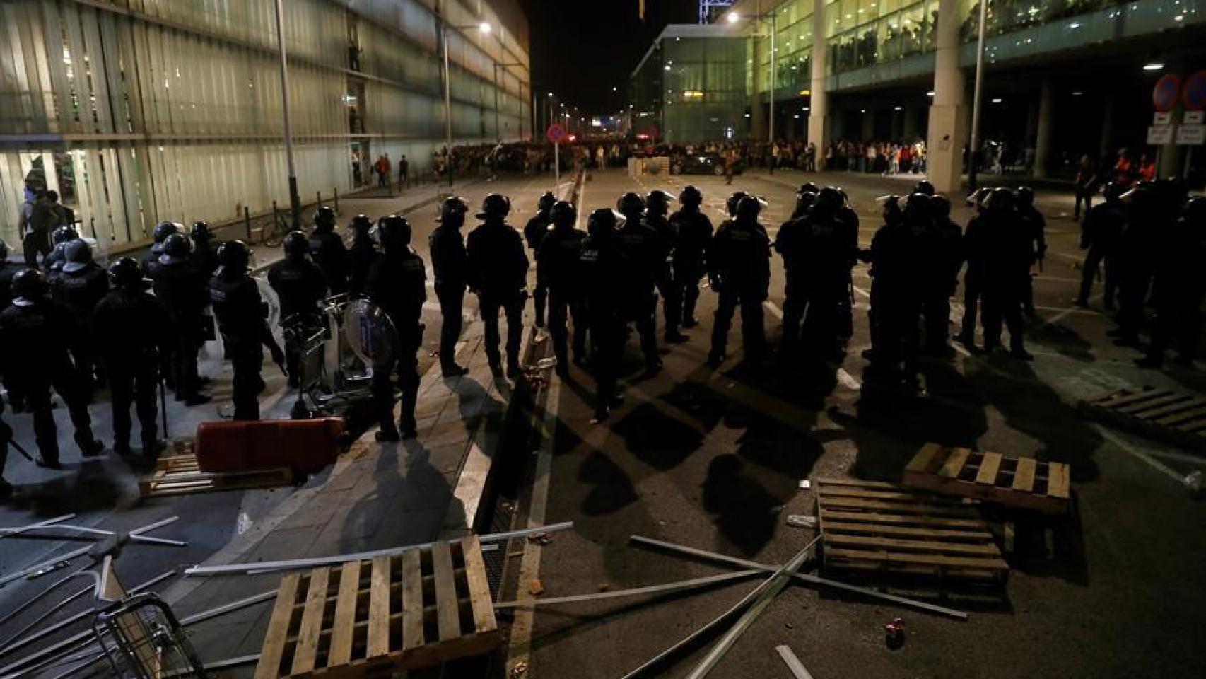 Antidisturbios durante los altercados que en los alrededores del aeropuerto El Prat.