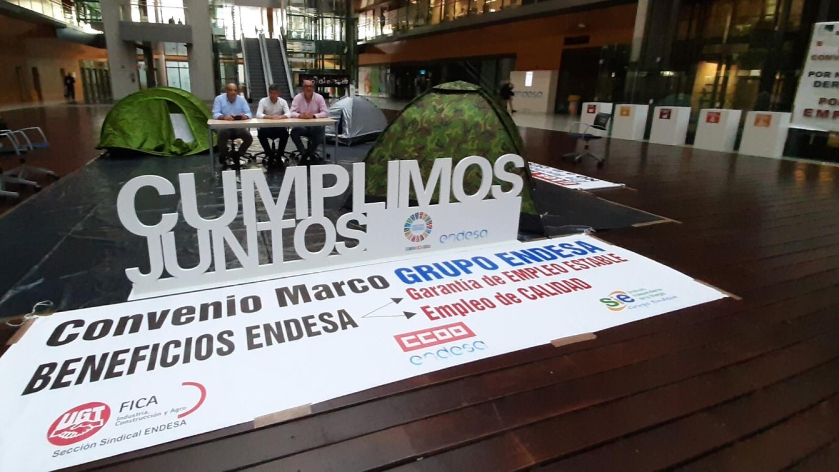 Los secretarios generales de UGT, CCOO y SIE, encerrados en la sede de Endesa.