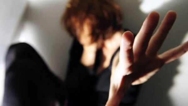 El fiscal ha pedido diez años de prisión para el acusado de violar a su mujer.