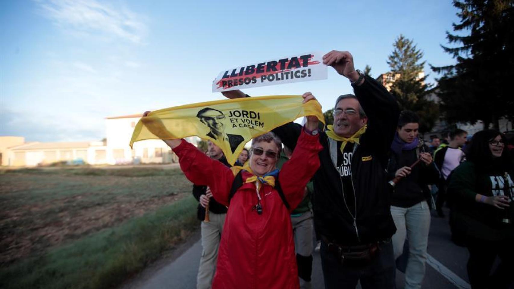 Vista general de la marcha desde Vic (Barcelona), Cataluña vive la tercera jornada de movilizaciones tras la sentencia del procés, en la que el independentismo inicia cinco marchas de tres días desde Girona, Vic (Barcelona), Berga (Barcelona), Tàrrega (Lleida) y Tarragona.