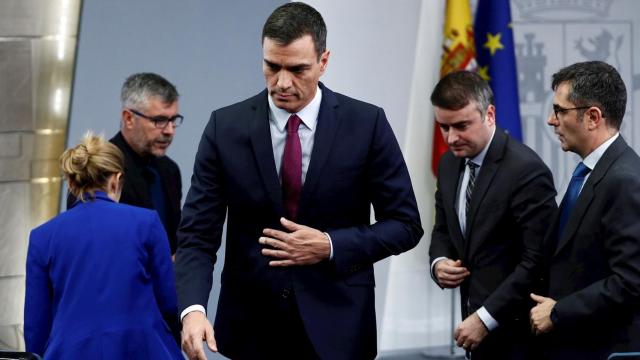 Pedro Sánchez, entre sus colaboradores Miguel Ángel Oliver, Iván Redondo y Félix Bolaños.