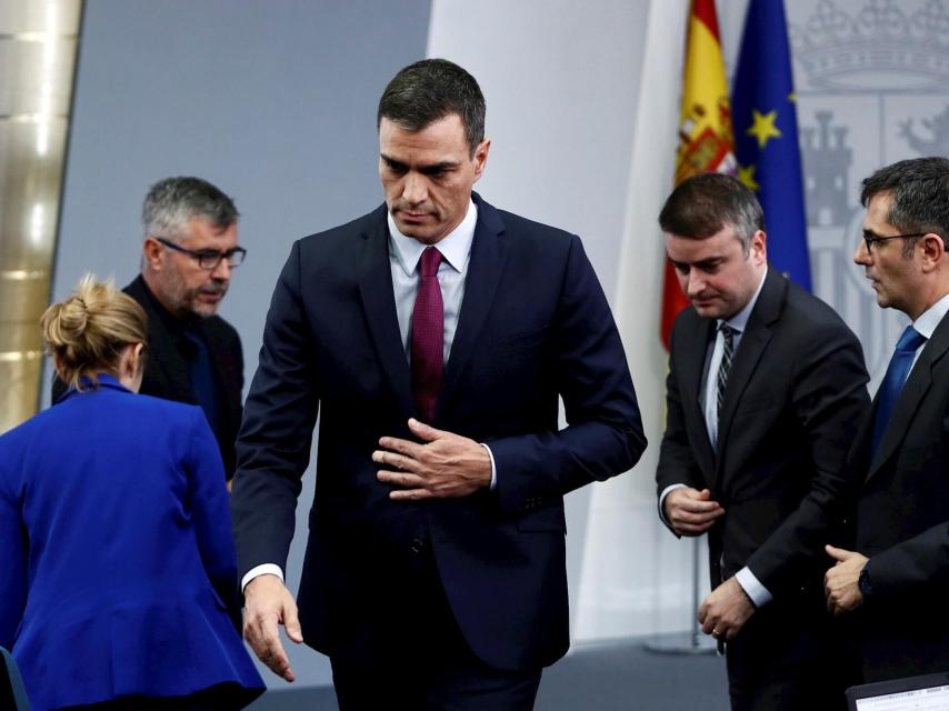 Pedro Sánchez, entre sus colaboradores Miguel Ángel Oliver, Iván Redondo y Félix Bolaños.