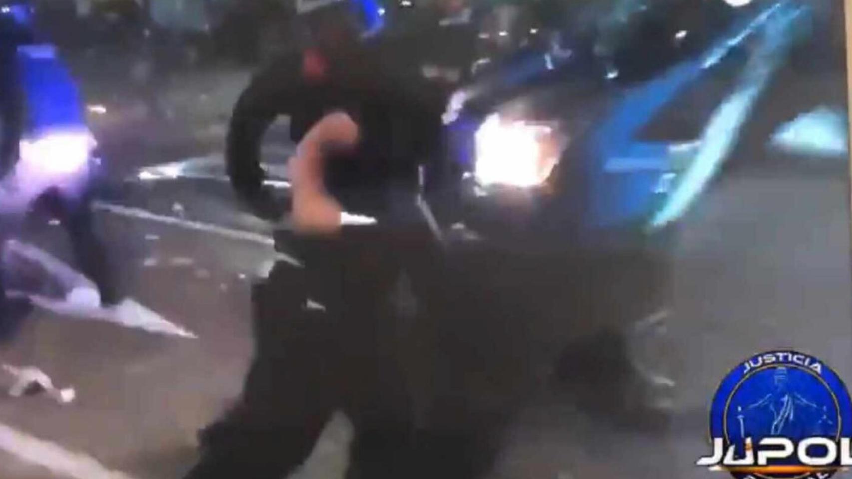 El radical 'indepe' portando un cuchillo.