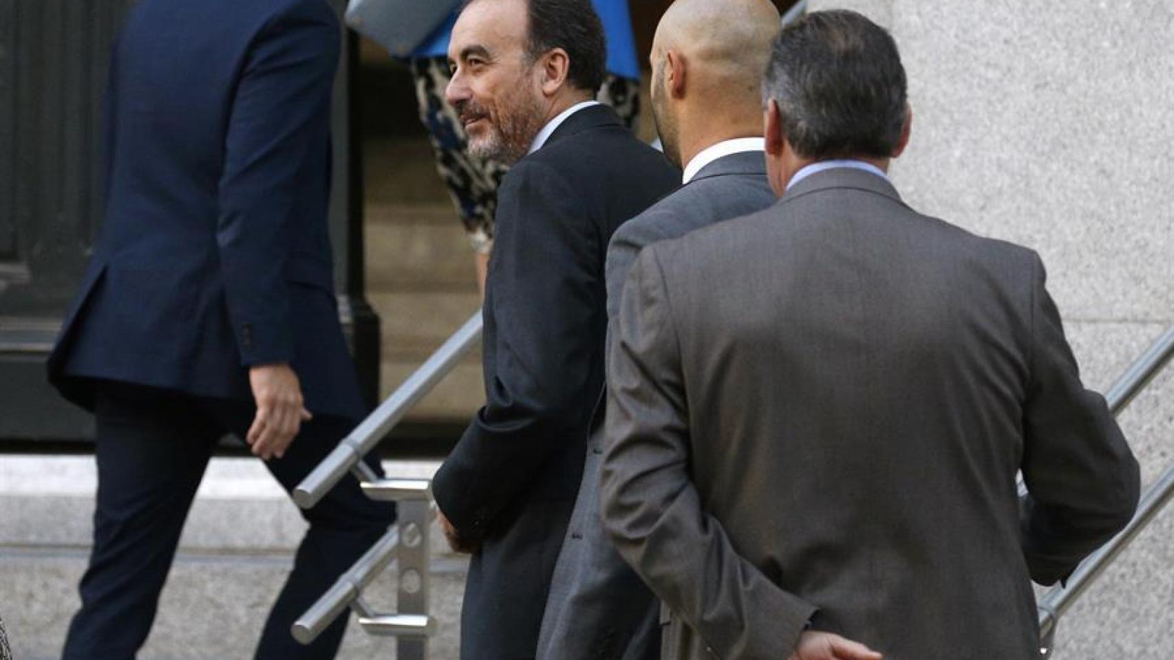 Manuel Marchena (3d), a su llegada este miércoles al Consejo General del Poder Judicial.