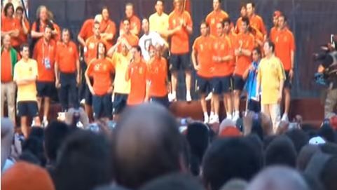 El día que Xavi entonó el viva España en la Plaza de Colón