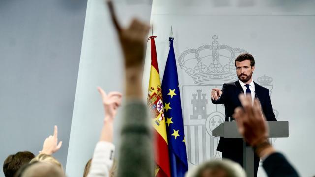 Pablo Casado comparece en el palacio de La Moncloa tras reunirse con Pedro Sánchez.
