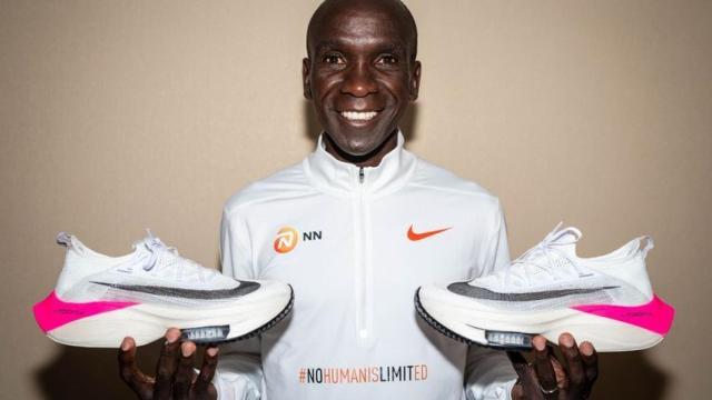 Eliud Kipchoge con las zapatillas que le hizo batir el récord