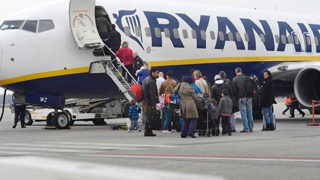 Una foto de archivo de un grupo de viajeros que sube a un avión de Ryanair.