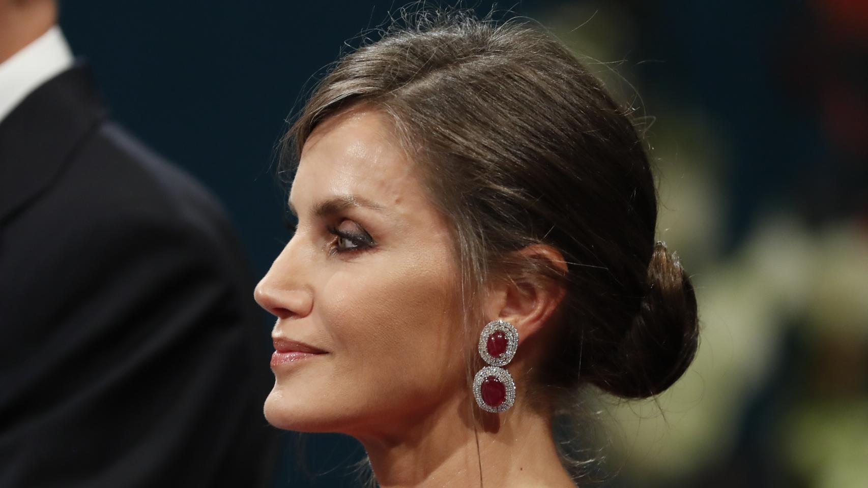 La gran sorpresa de la Reina han sido sus impresionantes diamantes.