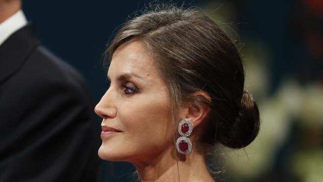 La gran sorpresa de la Reina han sido sus impresionantes diamantes.