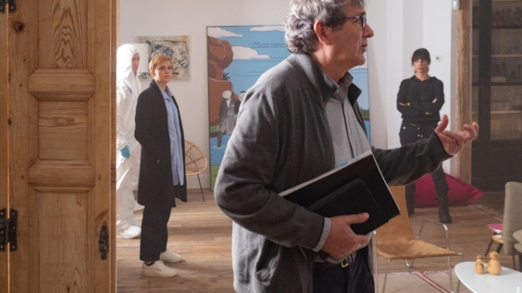 Gerardo Herrero, con Aura Garrido y Maribel Verdú al fondo. Foto: Manu Trillo