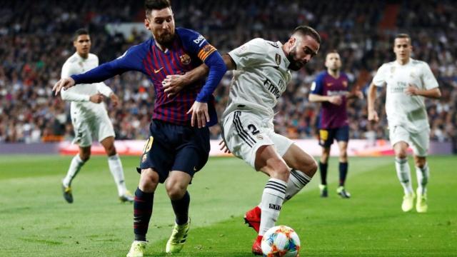 Messi y Carvajal en un Clásico.