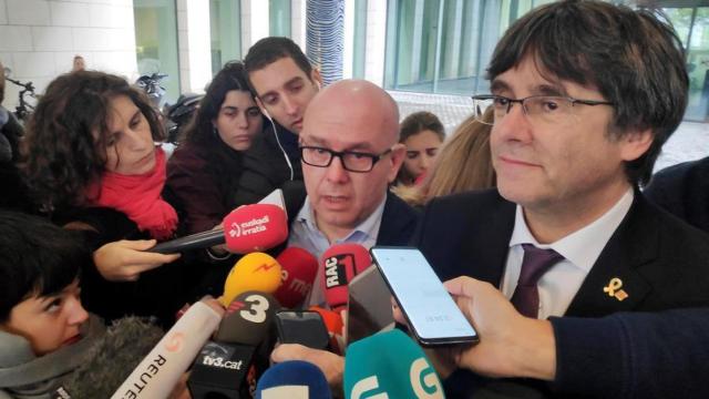Puigdemont, hablando a la prensa junto a Boye, su abogado, este viernes.