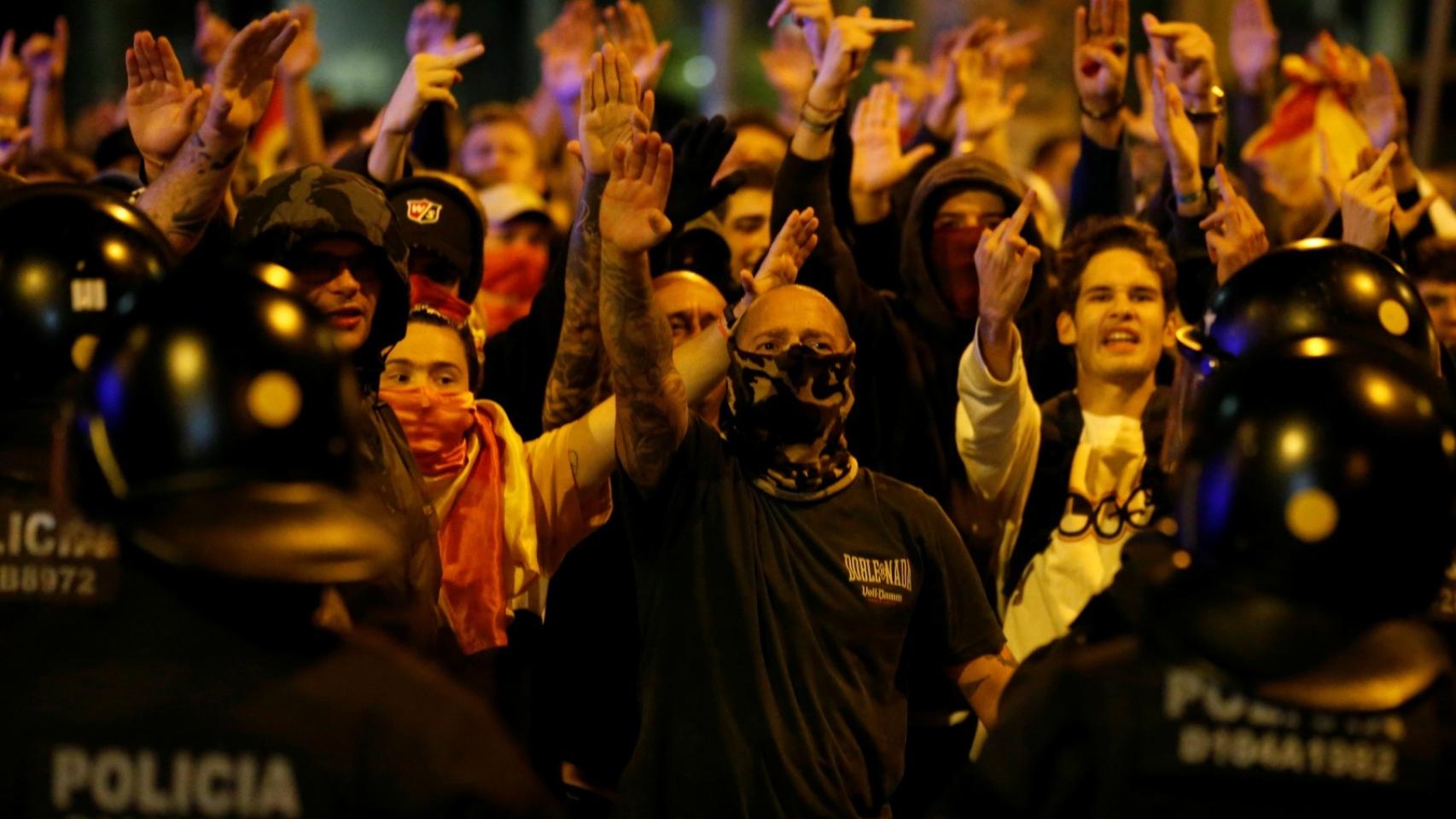 Extremistas de derecha delante del cordón policial que los separaba de una protesta convocada por los Comités de Defensa de la República (CDR), este jueves en Barcelona.