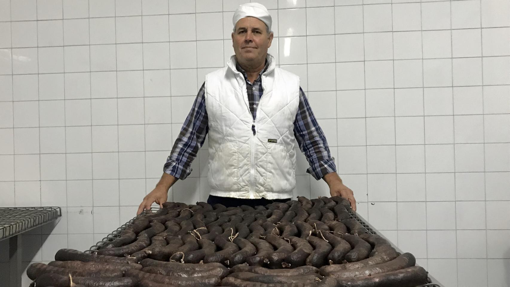 Valentín Urbina posa junto a sus morcillas.
