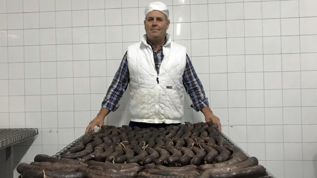 Valentín Urbina posa junto a sus morcillas.