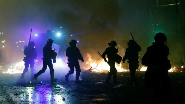 La policía trata de neutralizar la violencia en una noche compleja y muy peligrosa.