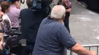 Los ciudadanos entregan flores a los policías.