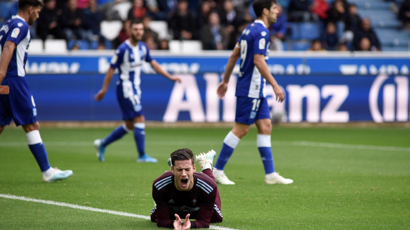 Santi Mina se lamenta sobre el césped
