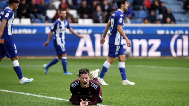 Santi Mina se lamenta sobre el césped