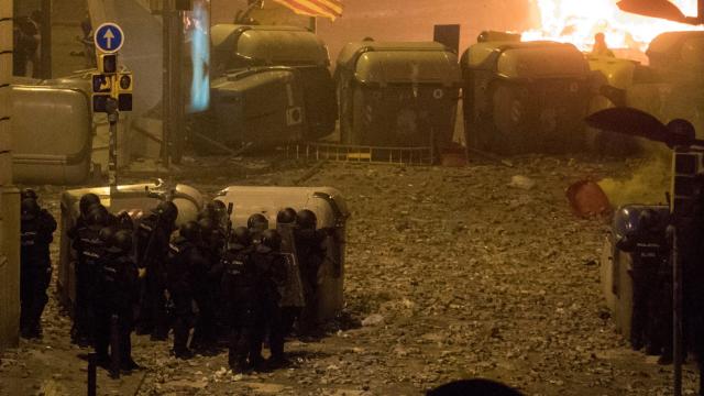 Un grupo de policías en los disturbios de Barcelona, rodeados de cascotes arrojados por los violentos.