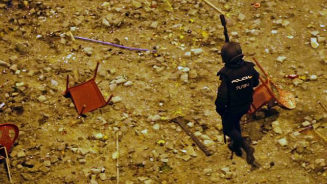Un policía durante los altercados que tuvieron lugar en Barcelona en la noche del viernes.
