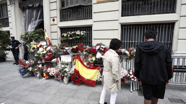 Ramos de flores frente a la comisaría de la Policía Nacional de Vía Laietana.