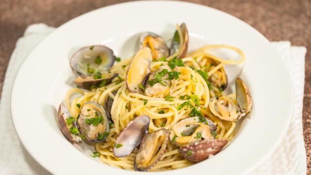 Espaguetis con almejas, receta de pasta fácil y con poca grasa