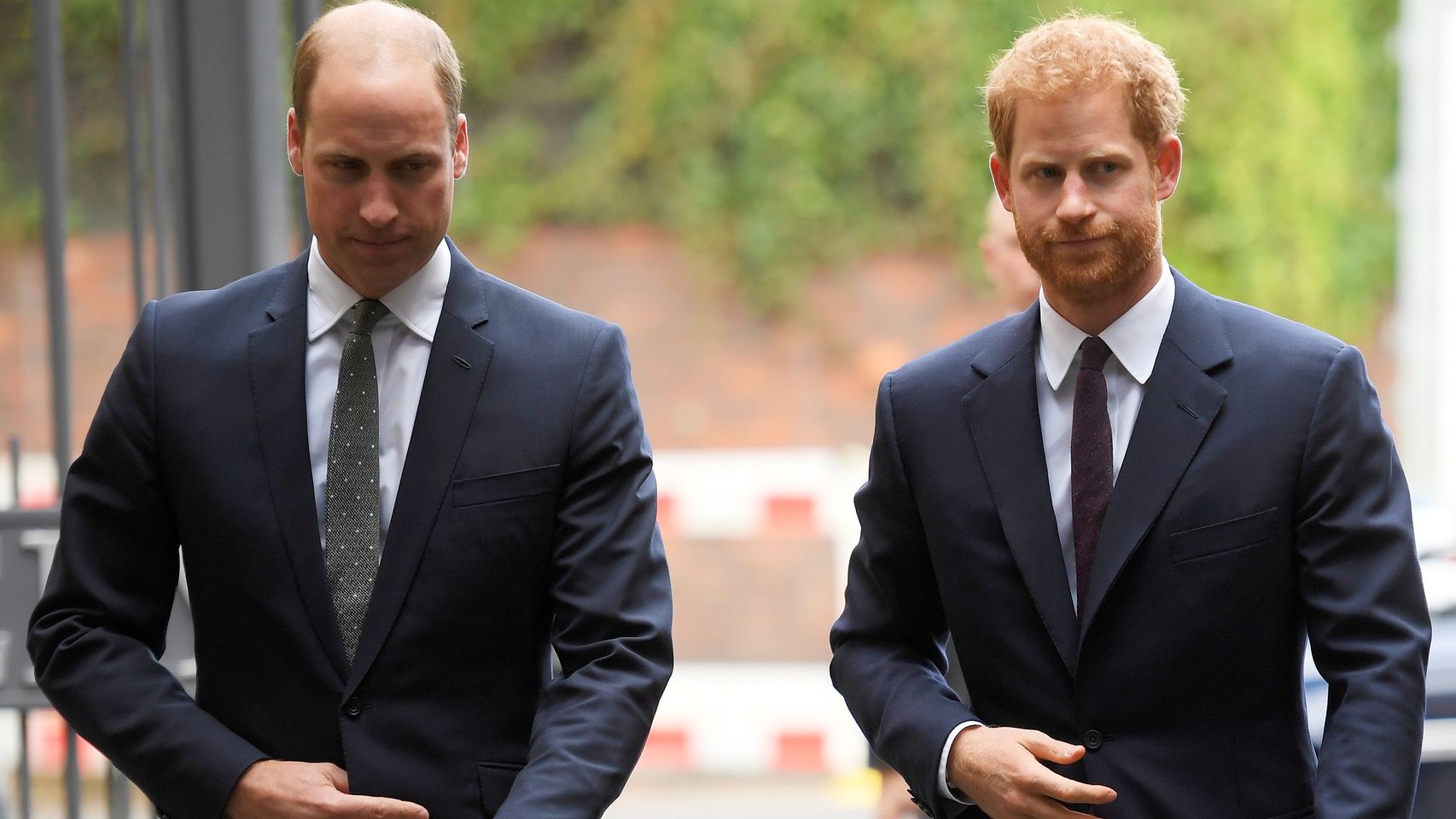 Los príncipes William y Harry de Inglaterra.