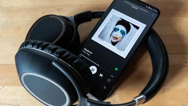 Auriculares reproduciendo música del móvil