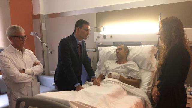 Sánchez, en Barcelona, en su visita a un agente herido por los actos violentos de 2019.