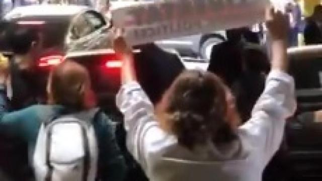 Escrache a Pedro Sánchez en hospital Sant Pau