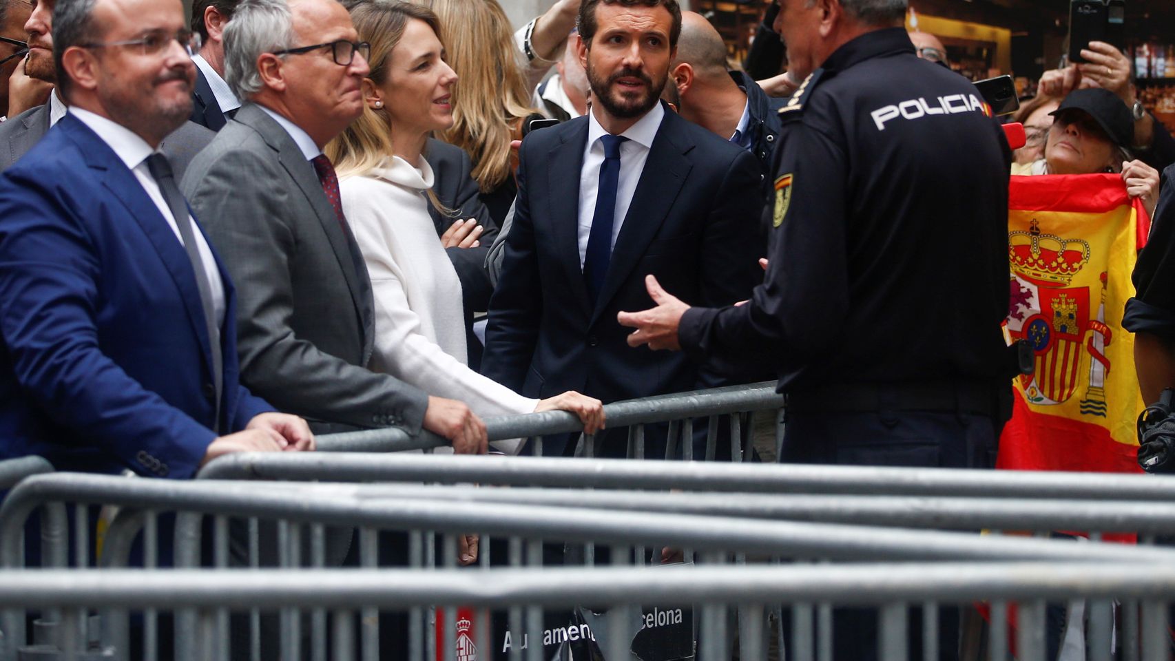 Pablo Casado, Cayetana Álvarez de Toledo, Alejandro Fernández y Josep Bou ante las puertas de la Jefatura Superior de Policía de Barcelona, este lunes.