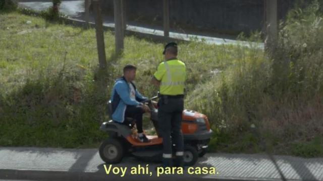 Denuncian a un gallego por conducir un cortacésped por la acera y hablando por el móvil