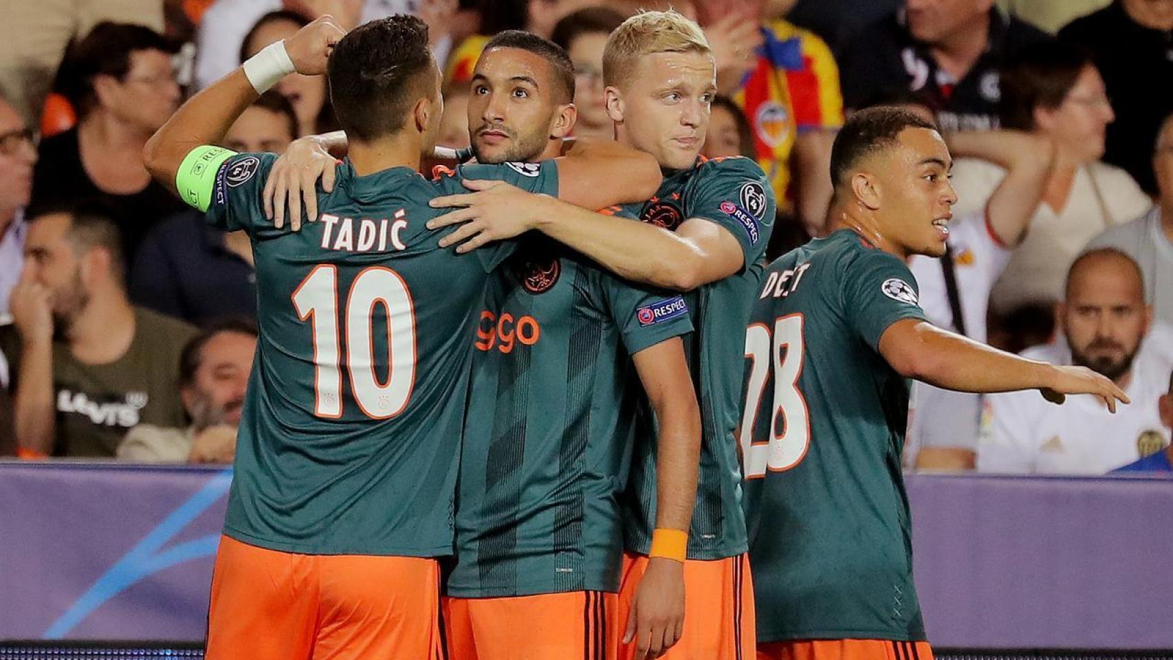Los jugadores del Ajax celebran un gol
