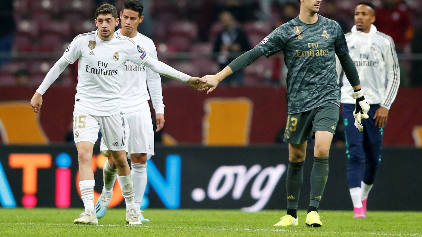 Courtois, felicitado por Valverde en Estambul