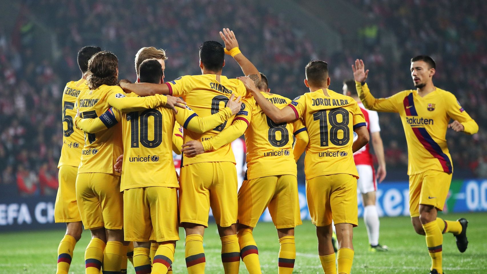 Los jugadores del Barcelona celebran uno de los goles ante el Slavia de Praga
