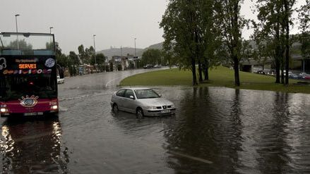 Dos desaparecidos, 50 niños desalojados y 20.000 personas sin luz: los estragos del temporal en Cataluña