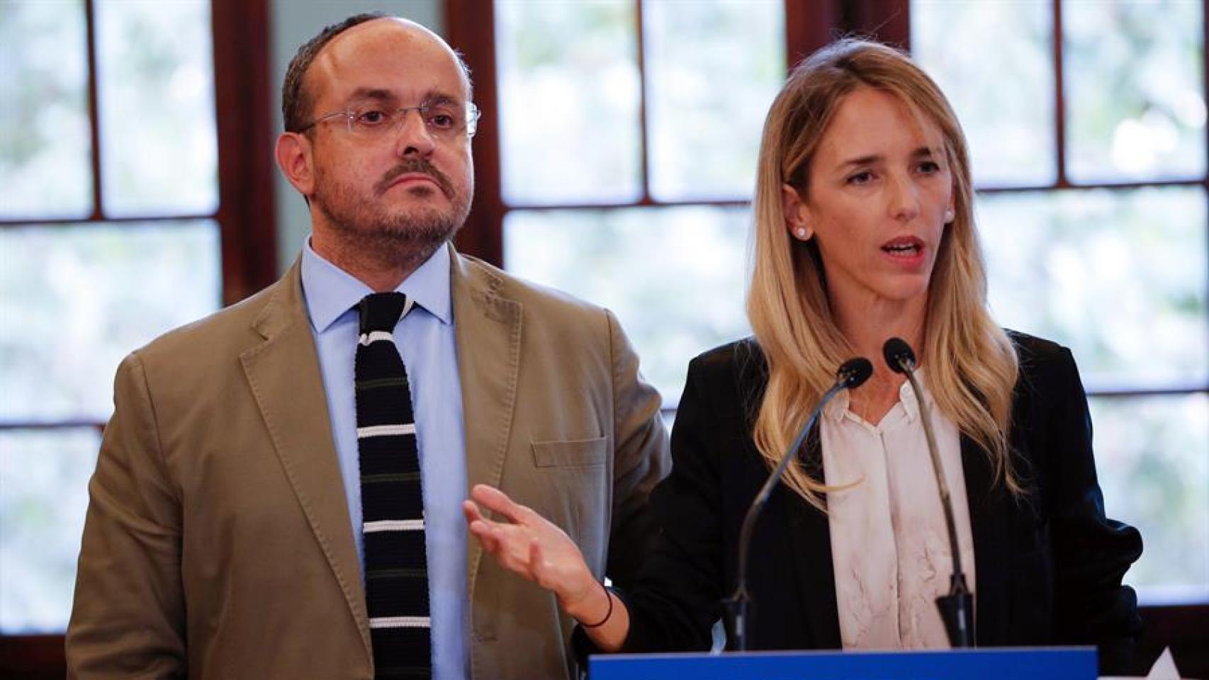 La portavoz del PP en el Congreso y cabeza de lista por Barcelona el 10-N, Cayetana Álvarez de Toledo, y el presidente de PPC, Alejandro Fernández, durante la reunión que han mantenido con representantes del mundo educativo y universitario catalán.