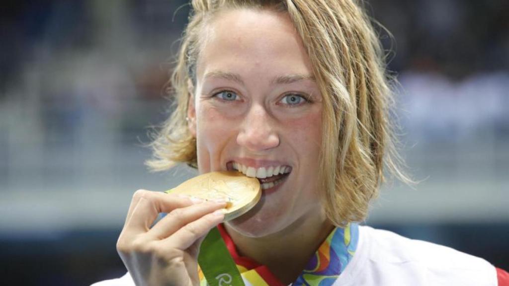 Mireia Belmonte muerde la medalla de oro en la final de los 200 mariposa.