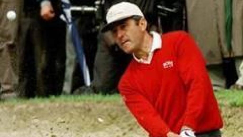 Severiano Ballesteros Ballesteros en un bunker durante un torneo en Reino Unido.