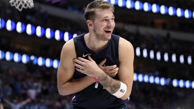 Luka Doncic celebra con los Dallas Mavericks