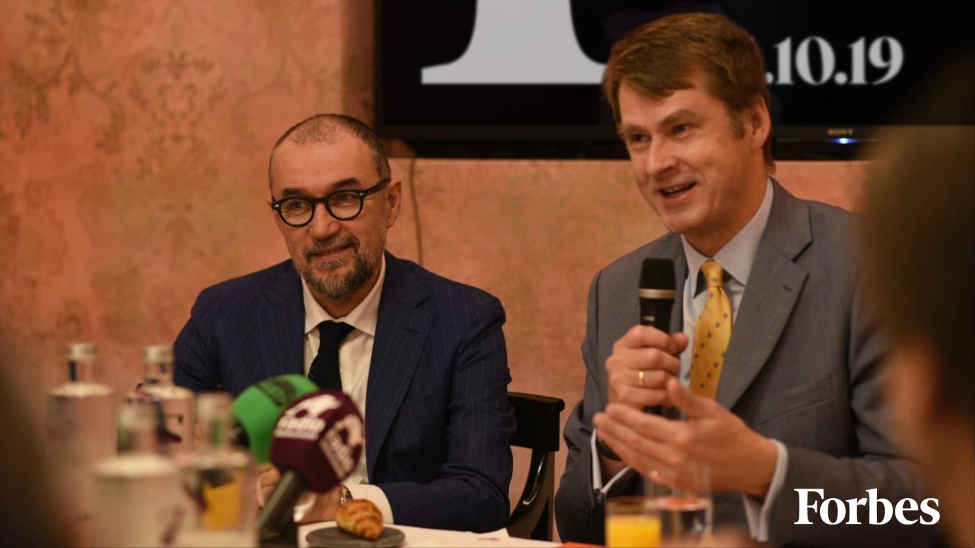 El embajador Elliott (dcha.) y Andrés Rodríguez, editor de Forbes España./