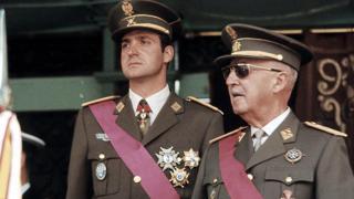 Juan Carlos I junto al dictador Francisco Franco.