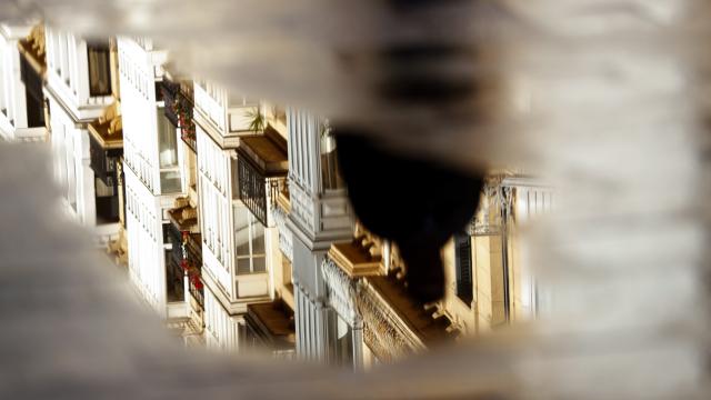 Un hombre camina por el centro de San Sebastián donde las lluvias han dejado paso a cielos despejados.