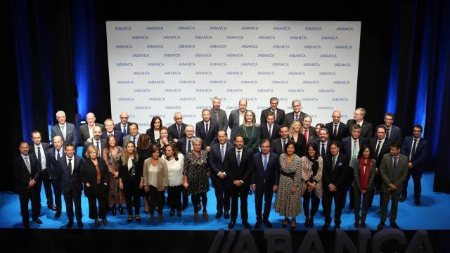 Abanca reconoce la trayectoria de 51 profesionales de A Coruña