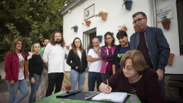 Vecinos de Alcalá del Valle (Cádiz) aguardan la cola para firmar en contra de las casas de apuestas en el pueblo.
